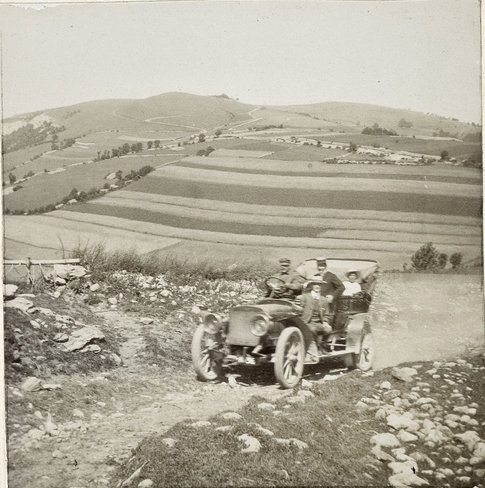 Une Pic-Pic (automobile construite par la société Piccard, Pictet & Cie) parvient pour la première fois au sommet du Salève en 1906 avec notamment à son bord Lucien, Alice et René Pictet